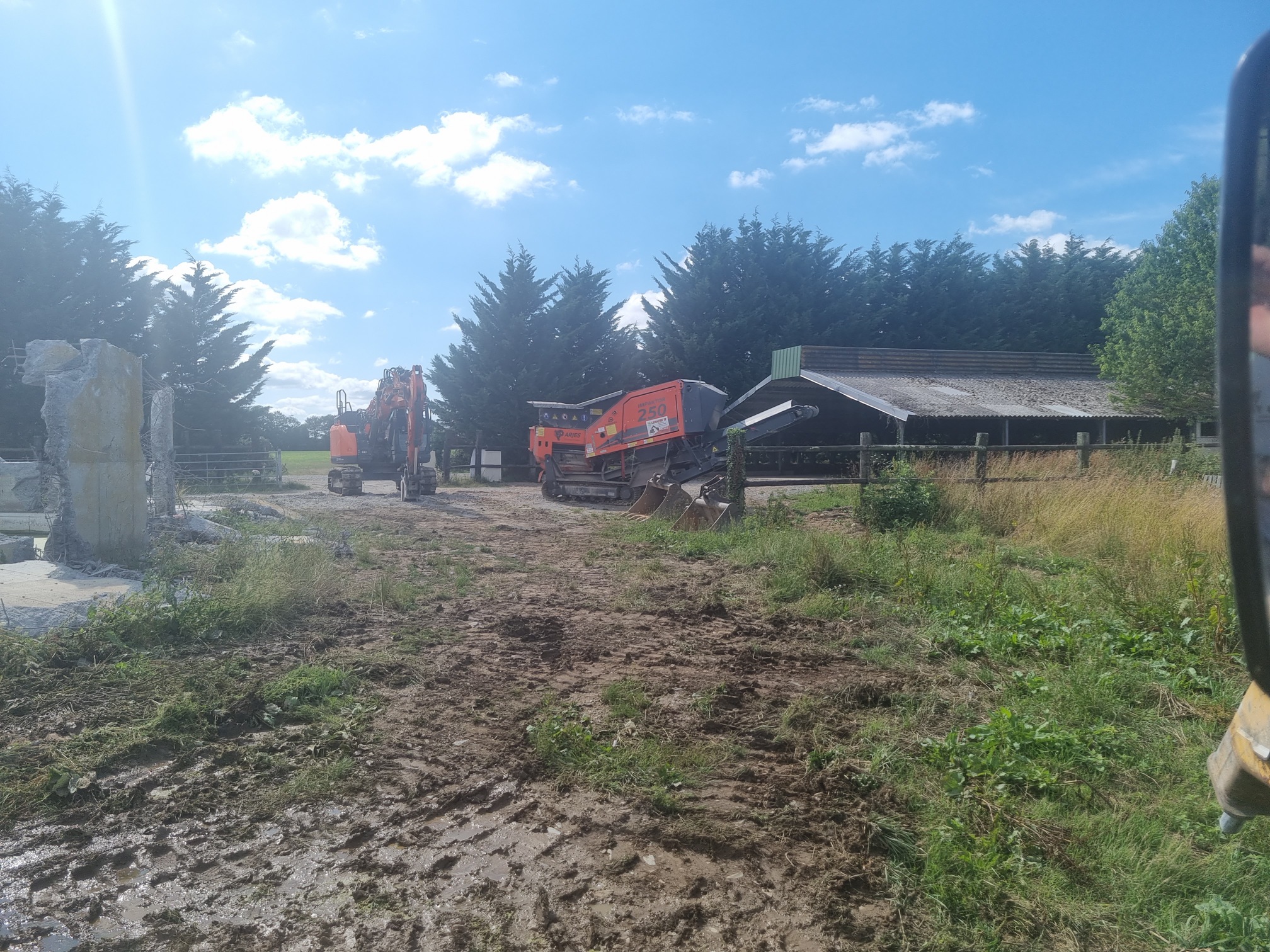 broyage et remblaiement d&rsquo;une fosse à lisier aerienne a Nozay